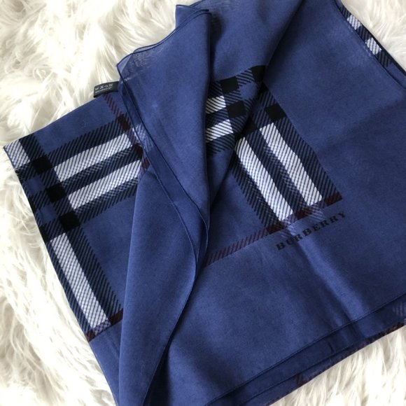 Burberry scarves/wraps - Picture 3 of 4